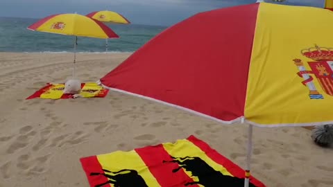 La cuarta plantada de sombrillas desafía al mal tiempo en Premia de Mar (Barcelona)