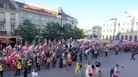 Poláci protestují proti podpoře ukrajinským uprchlíkům