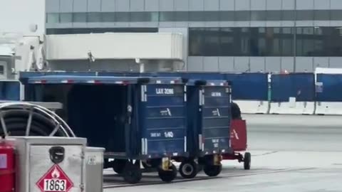 Man ran in the tarmac at LAX Aafter missing the flight at LAX .