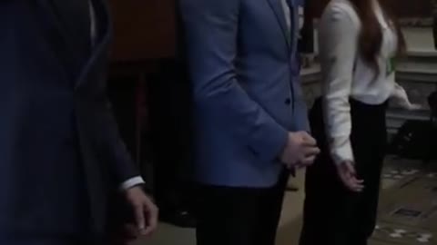 Worship Breaks Out In The White House!