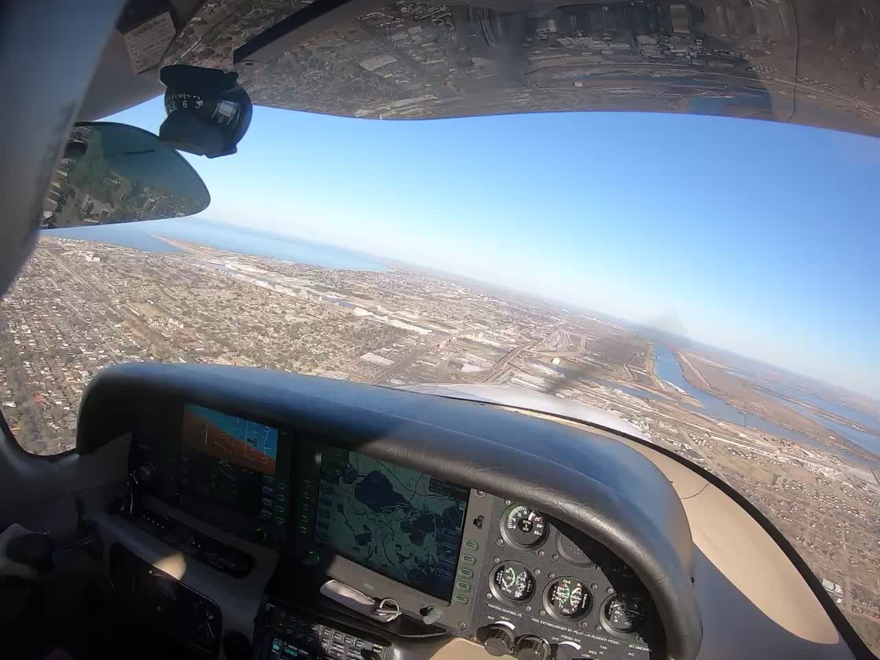 Cirrus SR22 visual landing KNEW (Lakefront NOLA) RWY 36L