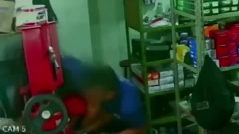 Homem tenta matar namorado da ex, é desarmado e agredido no Guarujá