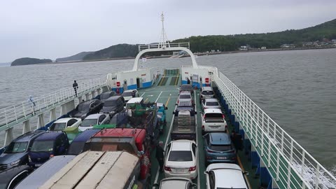 a ship that crosses the sea with many cars