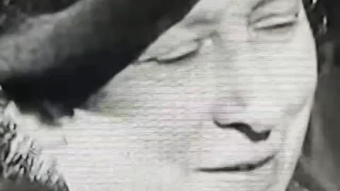 Alla Regina piacciono così tanto i bambini che si lecca le labbra.