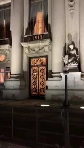 Marisa Renner patriota raiz gritou na frente do Palácio Piratini até voltarem luzes normais