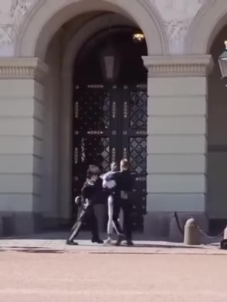 The💥Royal Palace In Norway💥Man⚔️Fights🤣With👀The👑King's🤔Guards💥🔥😎