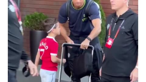 Kid happy to see Cristiano Ronaldo 😭