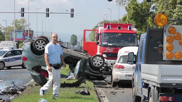 Frontalni sudar na Aleji Bologne, vozilo se zapalilo i jedna je osoba ozlijeđena
