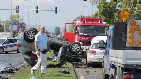 Frontalni sudar na Aleji Bologne, vozilo se zapalilo i jedna je osoba ozlijeđena