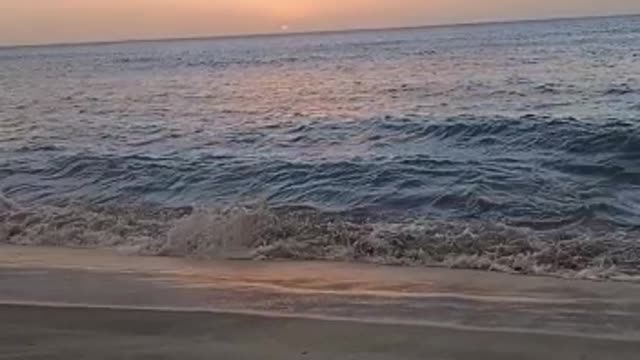 lindo atardecer en la playa