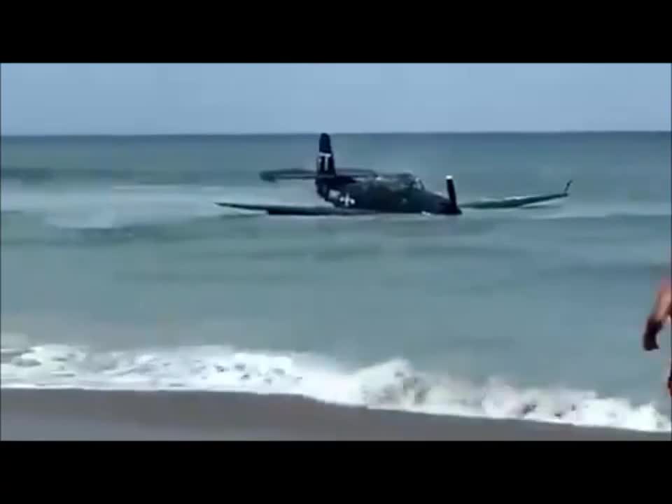 Avião da 2ª Guerra Mundial forçado a pousar em uma movimentada praia da Flórida