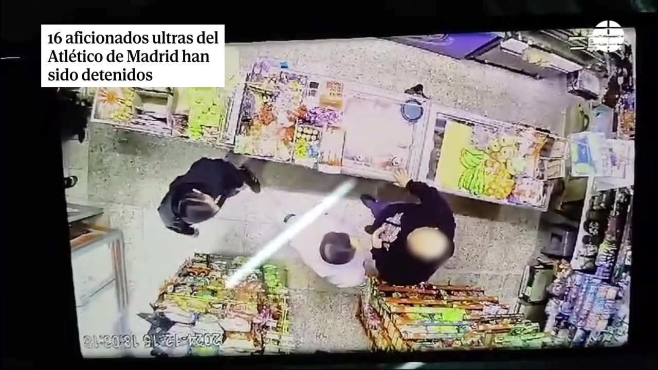 Las imágenes de unos ultras amenazando a otro en una tienda de Madrid