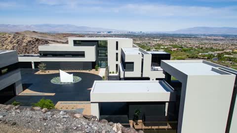 Modern mansion with unobstructed views of the entire valley