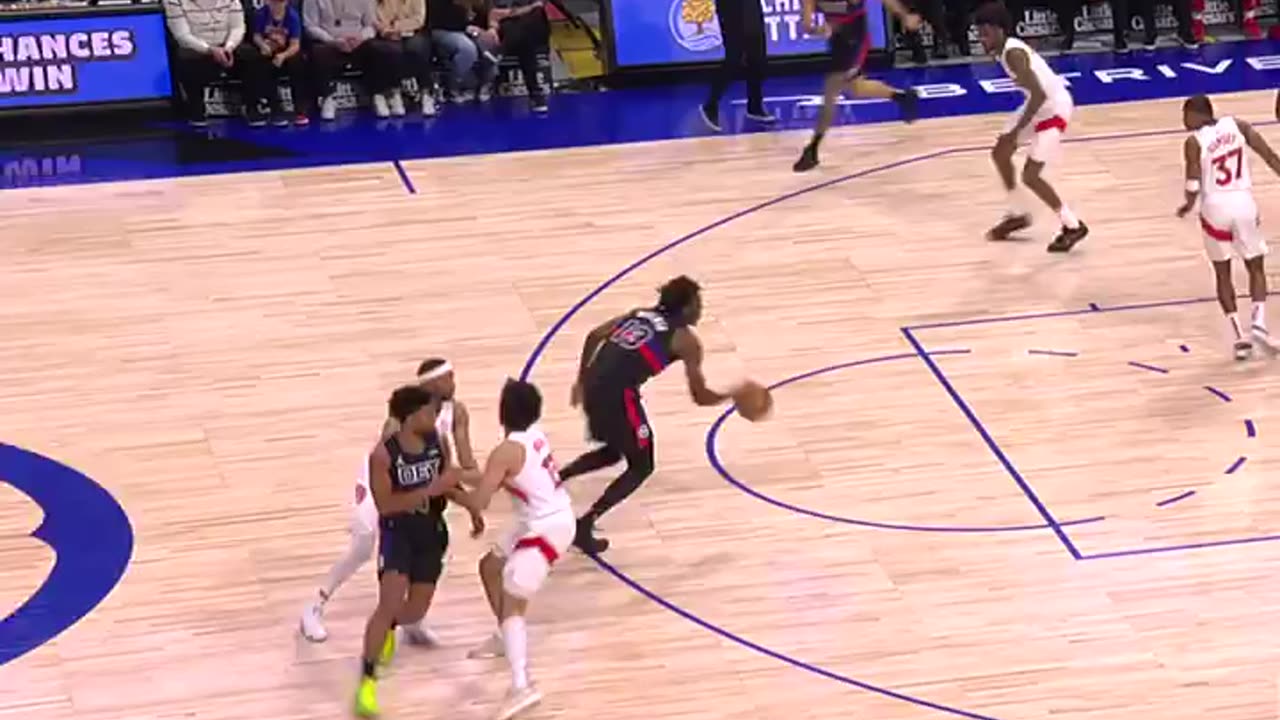 James Wiseman fakes the handoff and soars for the one-hand jam