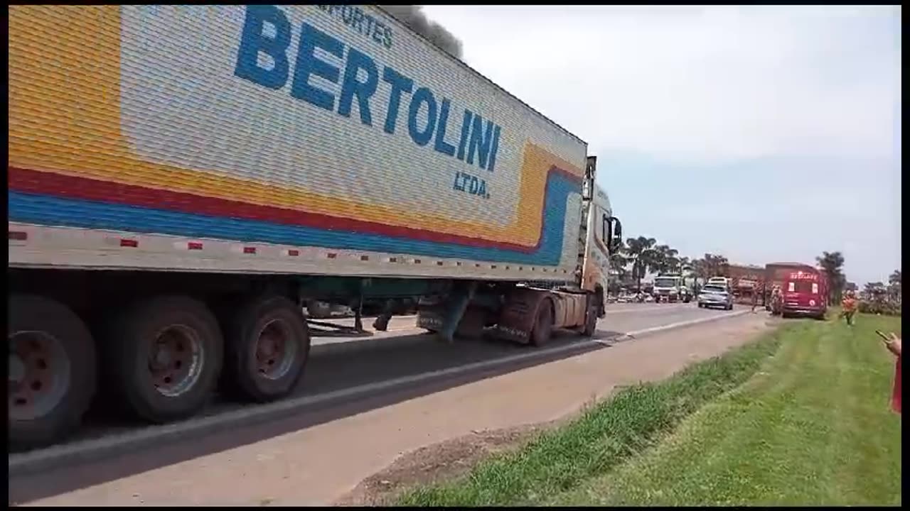 Caminhão pega fogo em Lucas do Rio Verde