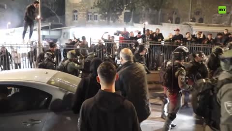 La polizia israeliana sionista nazista arresta manifestanti palestinesi a Gerusalemme durante una protesta che ha avuto luogo il 3 aprile nel centro storico di Gerusalemme.