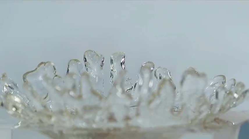 Use resin to create an instant splash effect of oranges entering the water
