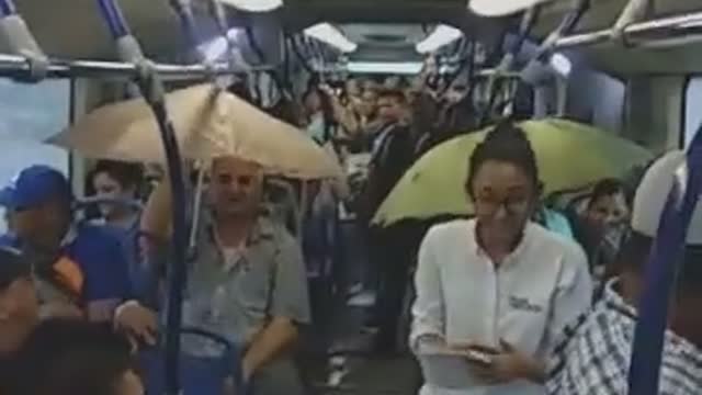 Los buses de Transcaribe también sufren los estragos de la lluvia