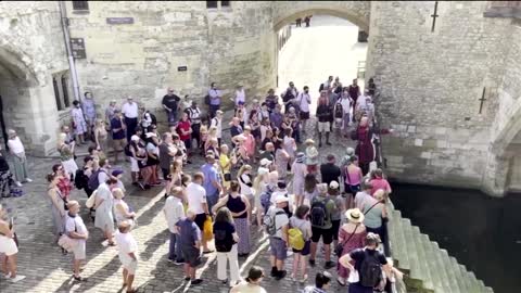 Tower of London 'Beefeater' tours resume