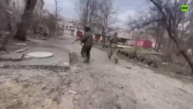 I combattenti della Repubblica Popolare di Luhansk sono filmati in azione.La televisione di stato russa il 6 aprile ha trasmesso immagini di soldati che combattono nella Repubblica popolare di Luhansk.