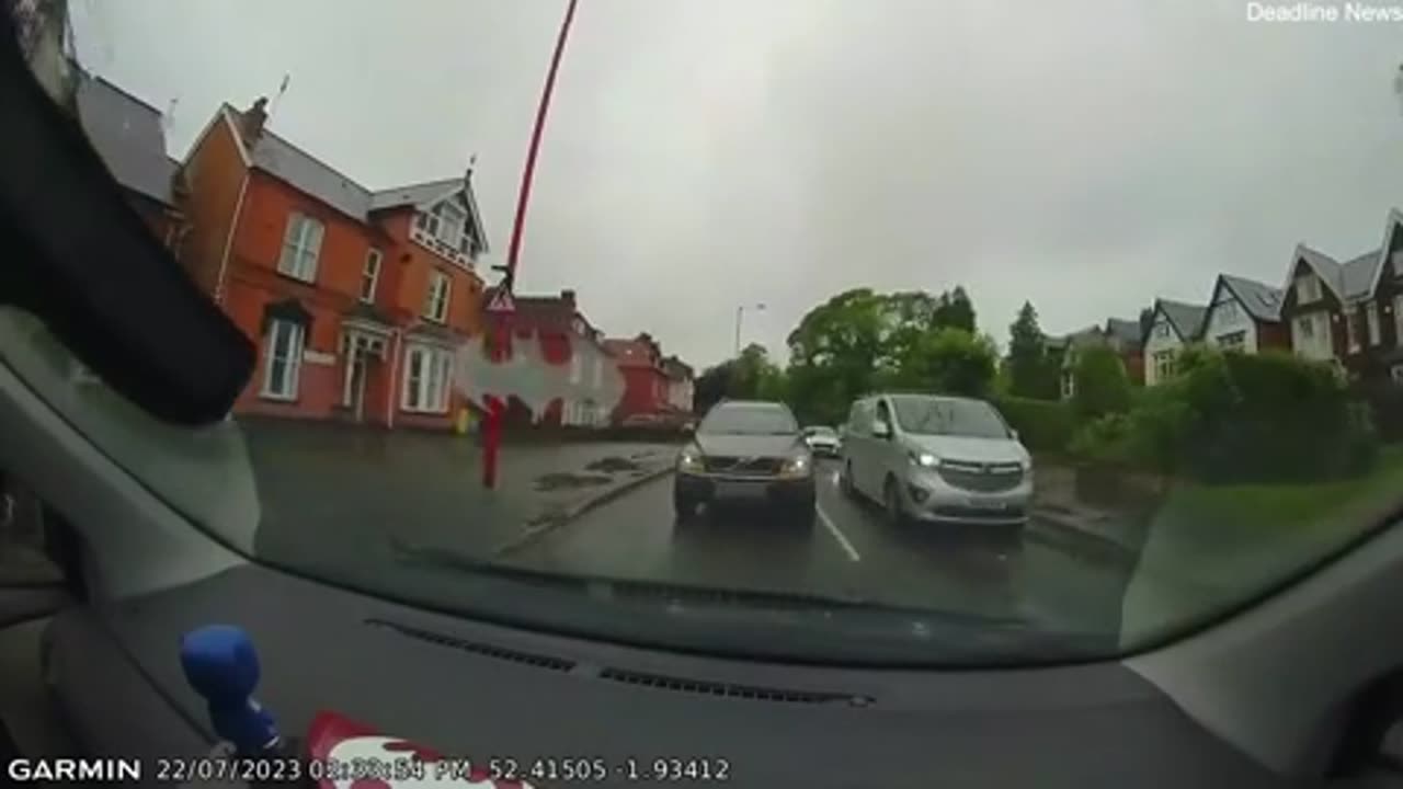 Volvo driver forced to reverse after queue jump causes near crash