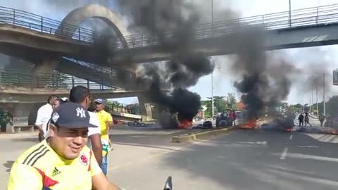 Bloqueo con quema de llantas contra Afinia