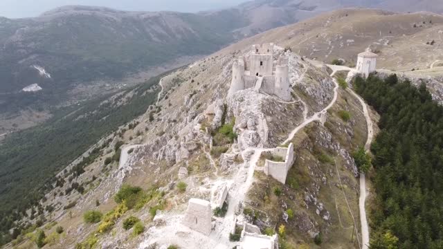 CASTELLO DI ROCCA CALASCIO E CHIESA DI SANTA MARIA DELLA PIETA'