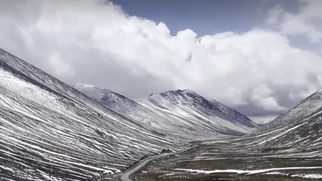 The scenery along the way, beautiful Tibet