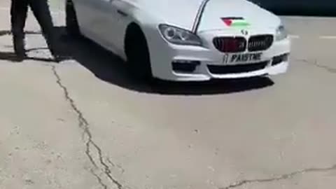 UK🇬🇧 (location/date unknown) British police officer videoing a protest in support of Hamas