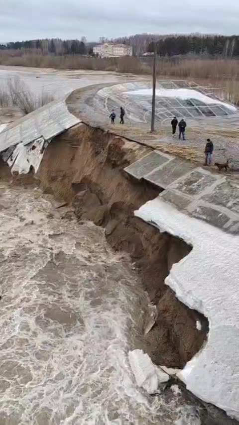 🌊 Tomsk, Russia: due to flooding, an earthen embankment near the bridge