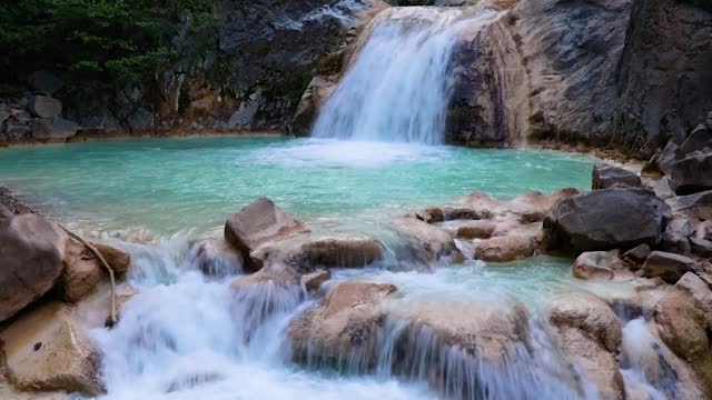 The sound of the waterfall and its splendor