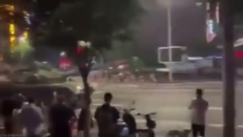 טנקים שומרים על הבנקים המרכזיים בסין בניסיון למנוע משיכת כספים בגלל המשבר הכלכלי