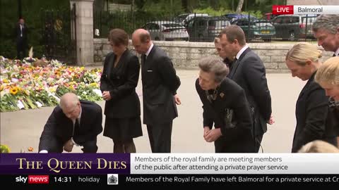 Emotional royals inspect tributes to Queen_1