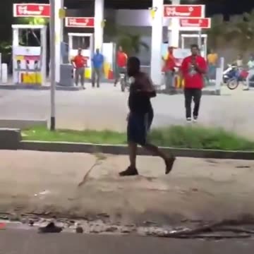 Hombre se enfrentan a machete en RD