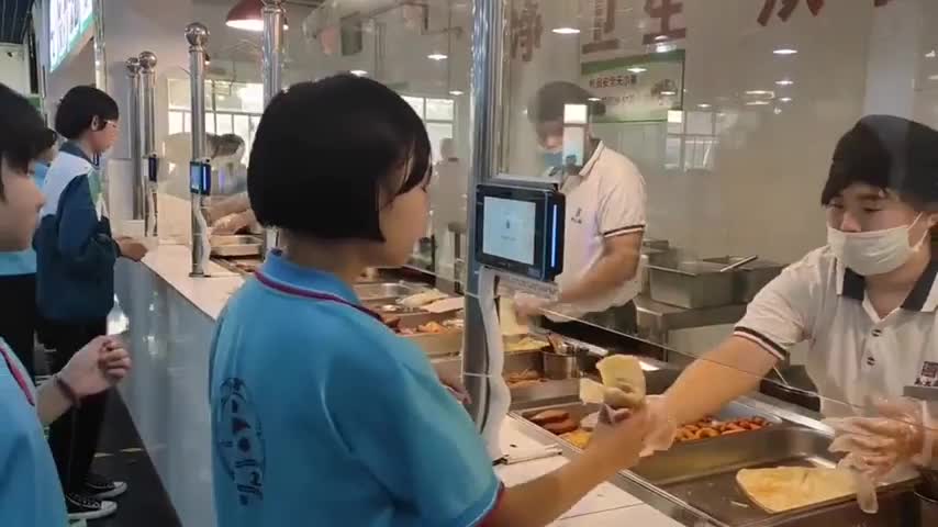 Chinese students use facial recognition to pay for food