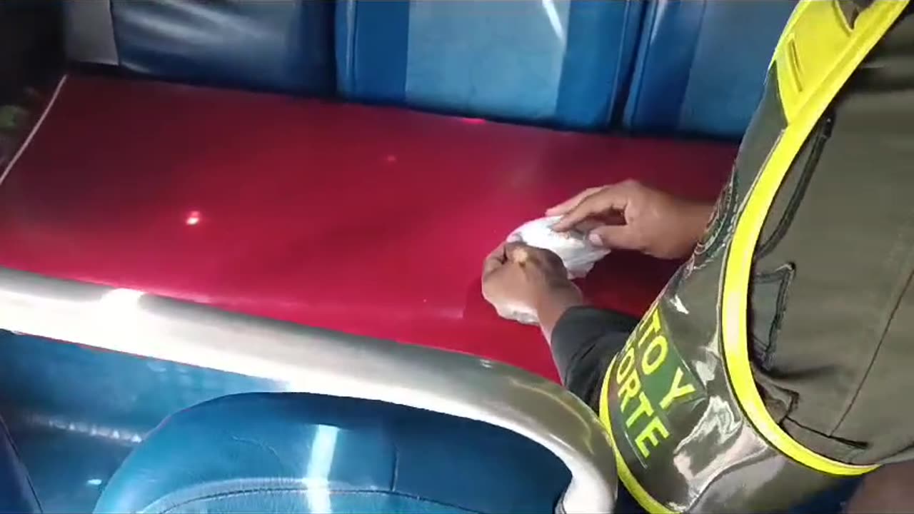 Policía incauta droga en un bus
