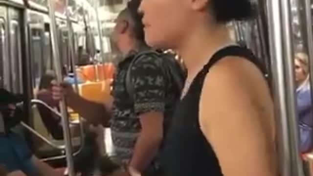 Donna strappa propaganda Gender in metro a New York. Gloria a Dio