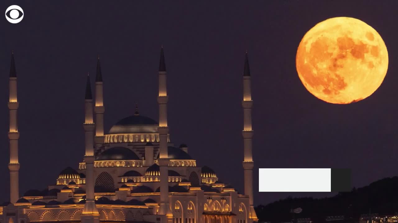 "Sturgeon moon" gives spectators around the world this year's last supermoon