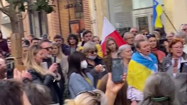 Ukrainian ladies singing at todays march in toulouse against the russian attacks on #ukraine