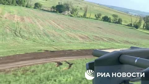 Ruské vrtulníky Ka-52 útočí na ukrajinskou techniku u Slavjansku