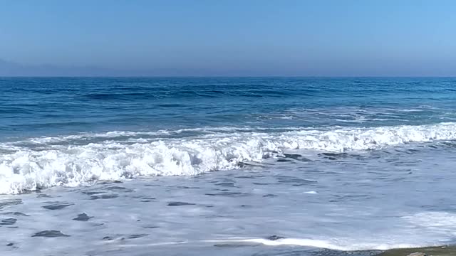 Beautiful morning on the beach 🏖️🏝️🌞 ...amazing sea waves 🌊😍