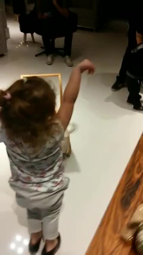 Hermosa pequeña realiza un hermoso baile de flamenco