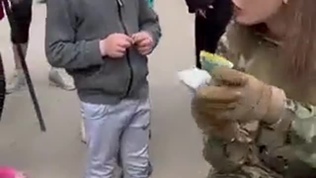 Russians are distributing aid to refugee children Mariupol