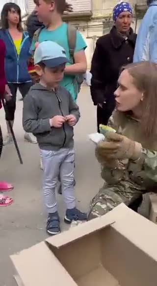 Russians are distributing aid to refugee children Mariupol