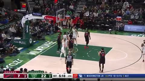 Bobby Portis was ready to fight Siakam after this play but immediately changed his mind 🤔