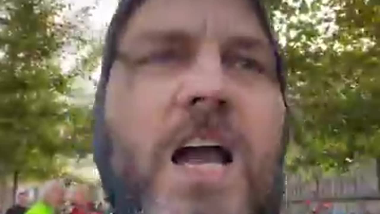 Konrad er til demo for kontanter