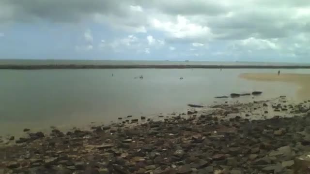 Filmando o mar calmo de um lado ao outro, muitas pedras e barcos de pesca [Nature & Animals]