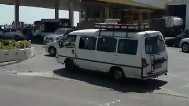طوابير الذل على إحدى محطات البنزين في الجية