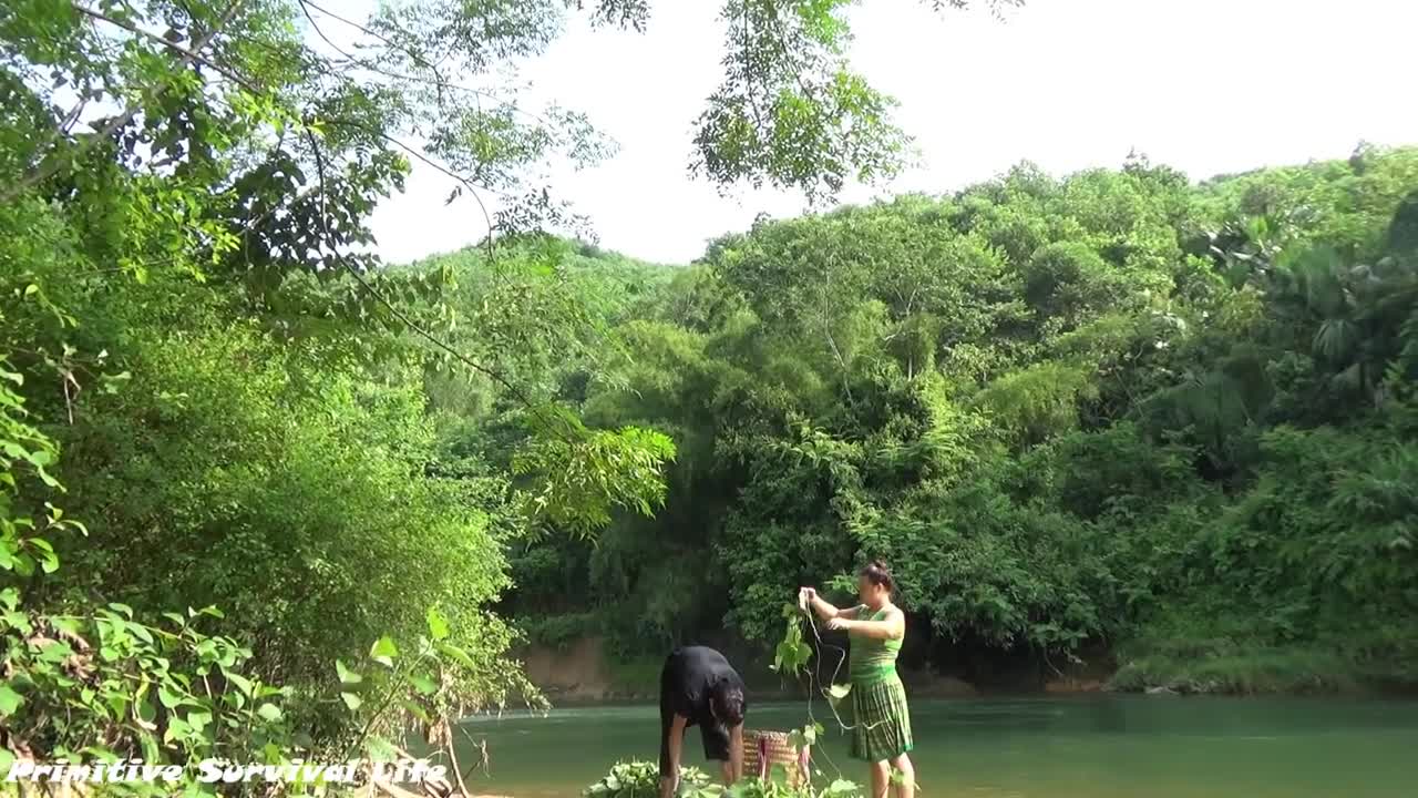 Large fish traps with tubes - Boating to trap fish in the middle of the river, catch a lot of fish