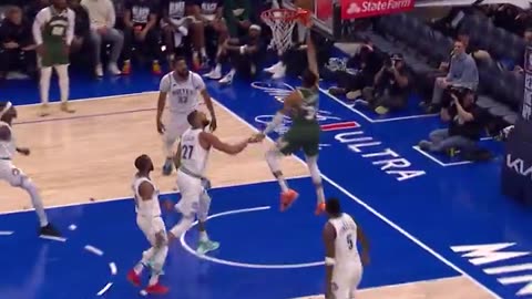 NBA - Giannis makes it look easy to cap a 9-0 run for the Bucks! MIN-MIL